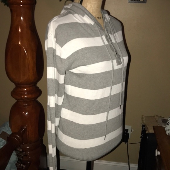 Nice grey and white striped Hoodie - Picture 5 of 7